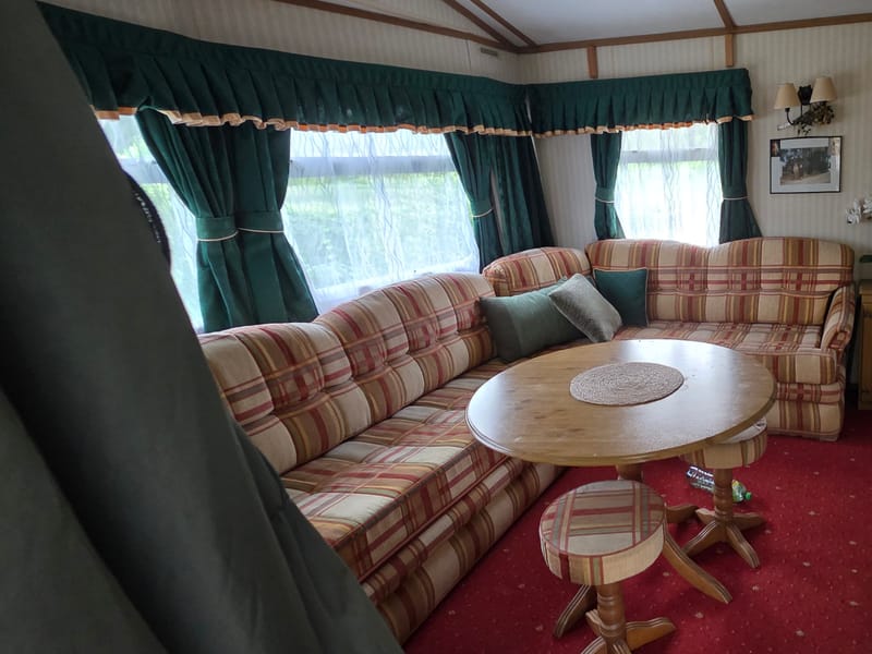 Wohnzimmer mit Sofa und Esstisch im Ferienhaus Studziany Las